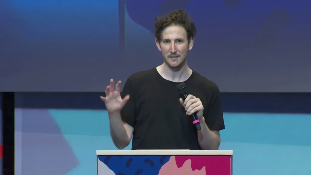 Ryan Dahl sur scène à la JSConf EU 2018.