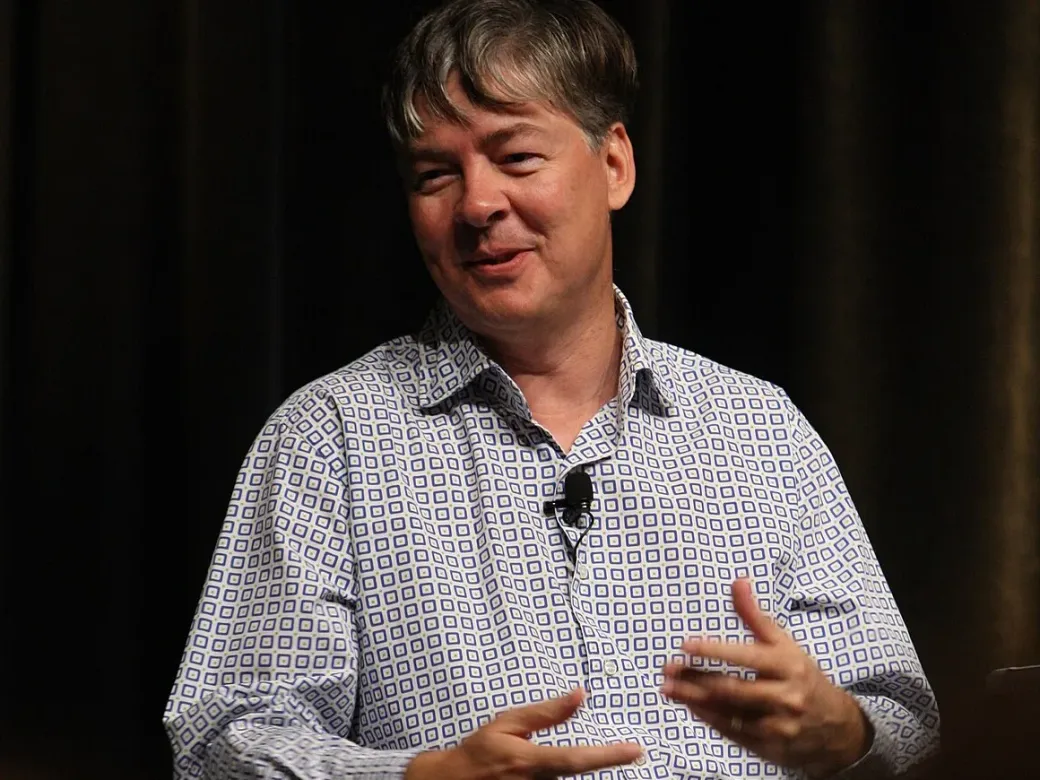 Anders Hejlsberg prenant la parole sur scène.