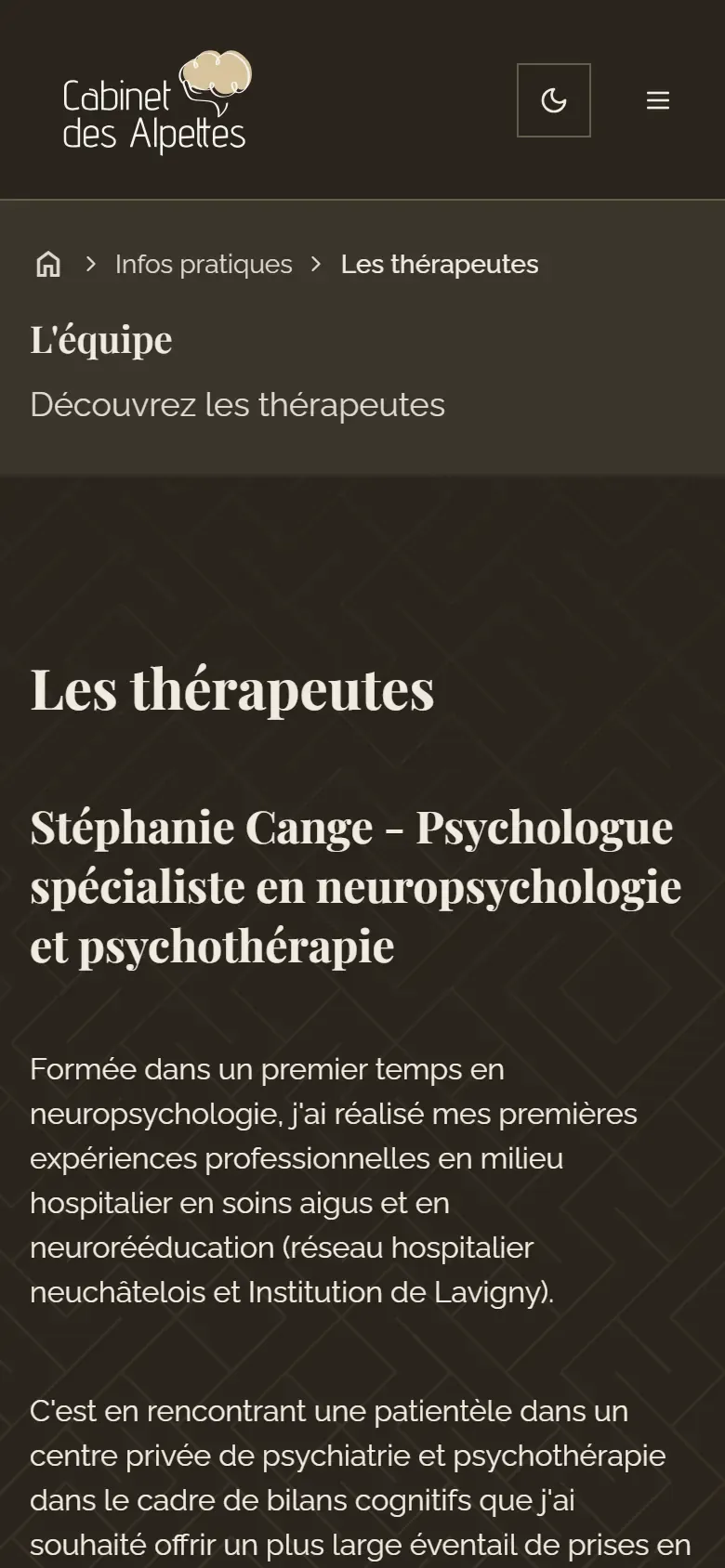 La page de l’équipe sur un téléphone, chaque thérapeute présenté l’un sous l’autre.
